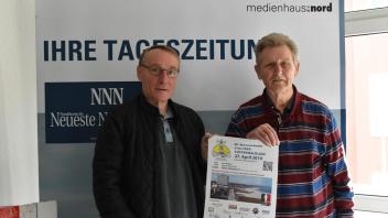 Cheforganisator Günter Metelmann (links, hier mit Eckart Peters) freut sich, dass der Stoltera-Küstenwaldlauf endlich wieder ausgetragen werden kann.