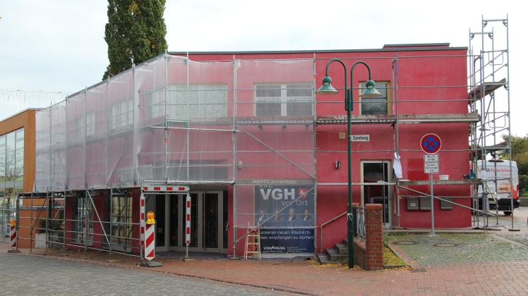 Die Immobilie Am Rathaus 18 in GMHütte: Oben VHS und Escape Room, im Erdgeschoss früher Karin K. (Mode), bald VGH Holtmann. 5.10.2022