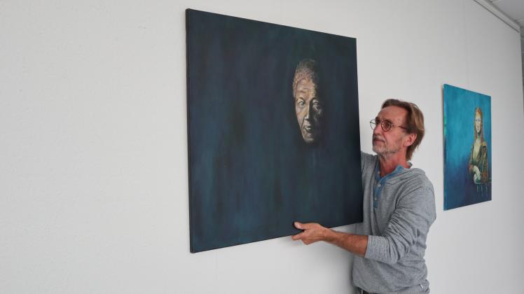 Künstler Günter Vogel mit einem Porträt von Nelson Mandela.