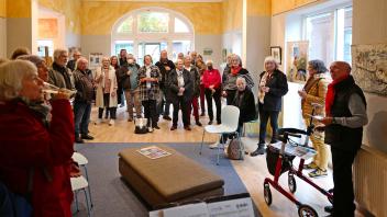 In Anwesenheit von Bürgermeisterin Heike Döpke (m.) präsentierte Freddy Rode (r.) den Kalender der Kunstfreunde Barmstedt und eröffnete ihre aktuelle Ausstellung gleich mit.