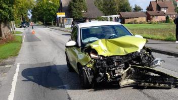 An beiden Unfallfahrzeugen, hier ist der Opel Adam zu sehen, entstand Totalschaden.