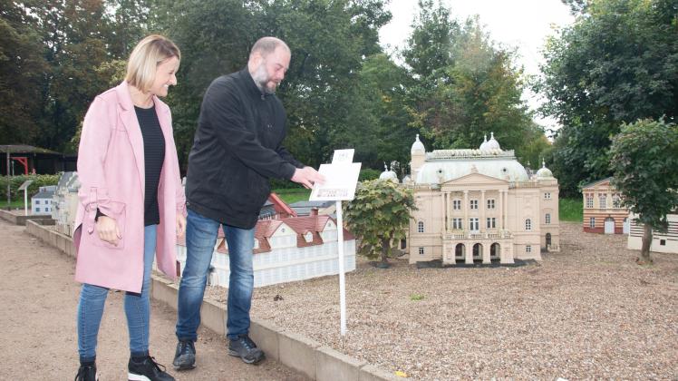 Bastian Pastoors vom Miniaturenpark und Janine Pleger von Maxpress  bringen in „Lütt Schwerin“ die Tafeln mit dem QR-Code an. 