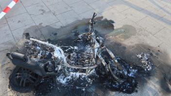 Am 20.  September wurde ein brennender Motorroller im Wedeler Rosengarten entdeckt. Er war zuvor im Müllerkamp gestohlen worden.