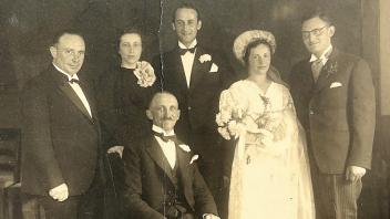 Das 1938 aufgenommene Hochzeitsfoto zeigt Ernst Strauss, Ruth Hamburger, Dirk Hamburger, Siegfried Hamburger sowie Elisabeth Hamburger und Bernard Menko (von links). Die beiden letztgenannten starben in Auschwitz.