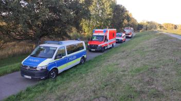 Toter in der Elbe: Die Polizei, Feuerwehr und Notarzt sind vor Ort. 