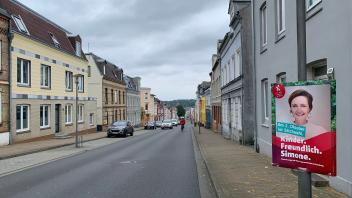 Die obere Harrisleer Straße in Flensburg mit einem Wahlplakat von Simone Lange.