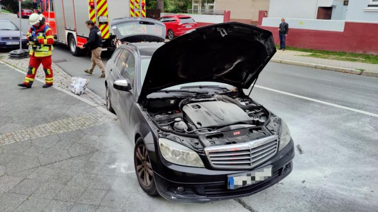 Der Brand entwickelte sich im Motorraum des Mercedes.