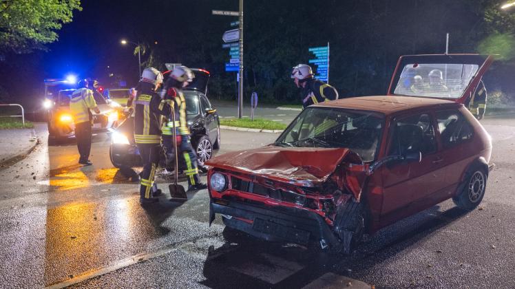 Der VW Golf (rot) und der Seat Leon waren nach dem Unfall nicht mehr fahrbereit.
