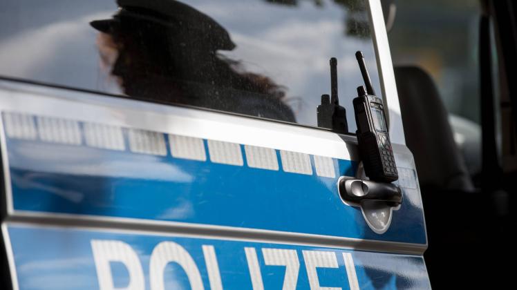 Schriftzug Polizei auf der Seitentüre eines VW Transporters der Polizei NRW mit einem abgestelltem F