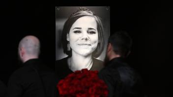 Russia Political Philosopher Daughter Murder 8258396 23.08.2022 People attend the farewell ceremony to journalist and po