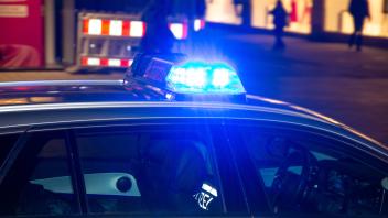 Symbolbild Polizeieinsatz: Einsatzfahrzeug der Polizei bei Dunkelheit *** Symbol image police operation police emergenc