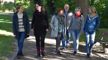 Spazieren und dabei Quatschen und Aufgaben lösen ist alles andere als langweilig finden (von links): Sarah Stellamanns vom Nachbarschaftsbüro, Tina Gellner vom DTV, Gerda Hirschfeld, Franz und Claudia Winzinger sowie Bea Brüsehoff vom Nachbarschaftsbüro.