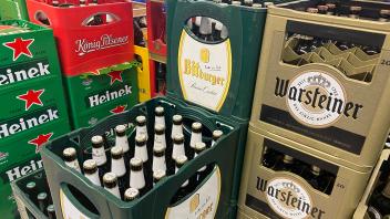 gestapelte volle Bierkisten in einem Getraenkemarkt, Bierflaschen.Bitburger,Warsteiner,Heineken,Koenig Pilsner. *** stac