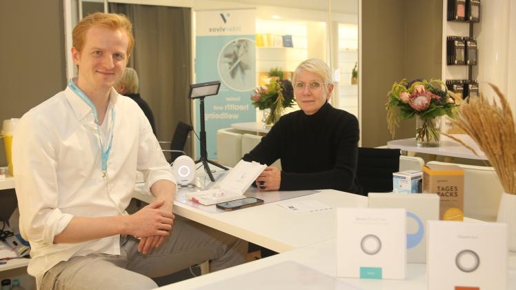 Raphael (links) und Hildegard Schäfer im neuen Wellbeing Center in der Bismarckstraße. 