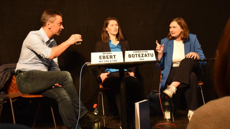 Nicht das erste Podium, auf dem sie sich treffen: Die OB-Kandidaten Michael Ebert (parteilos), Carmen-Alina Botezatu (SPD) und Claudia Müller (Grüne).