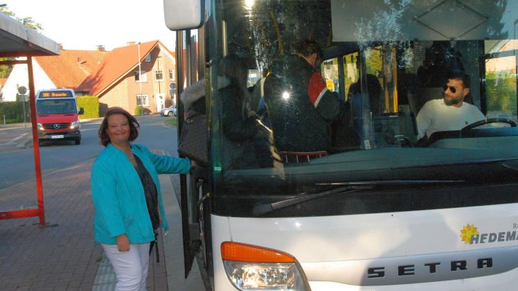 Sabrina Kümper steigt in Bus
