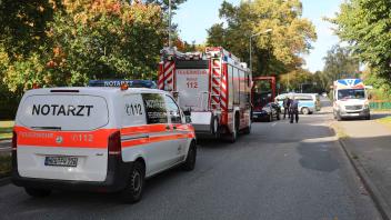 Eine Fußgängerin ist am Donnerstagnachmittag bei einem Verkehrsunfall in Rostock von einem Auto erfasst und schwer verletzt worden. 