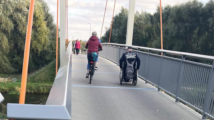 Rollstuhlfahrer auf der Plümperwiesenbrücke 