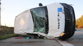 Unfall A7 Bad Bramstedt: Der linke Hinterreifen des Transporters war geplatzt. Der Wagen überschlug sich daraufhin.