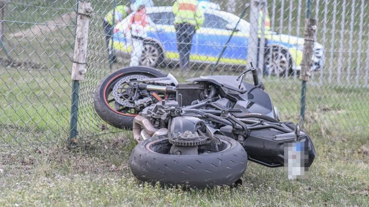 22-jährige Beifahrerin stirbt bei Motorradunfall