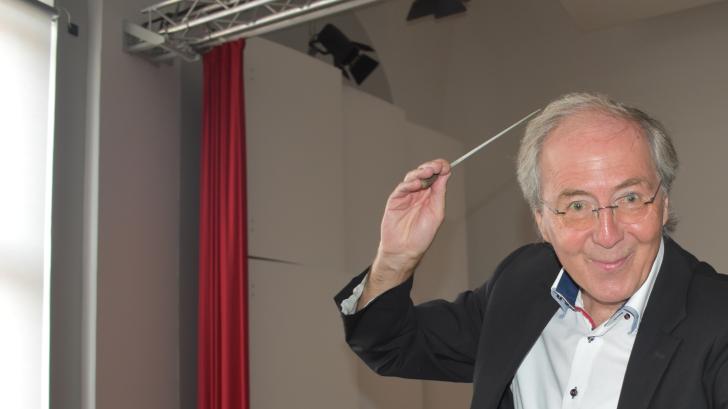 Leitet das Konzert in der Rostocker Nikolaikirche: Edgar Sheridan-Braun, Direktor im Ruhestand des Rostocker Konservatoriums.