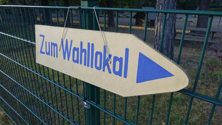 Schild Zum Wahllokal Schild Zum Wahllokal, 26.09.2021, Borkwalde, Brandenburg, Ein Wegweiser zeigt den Weg zum Wahllokal