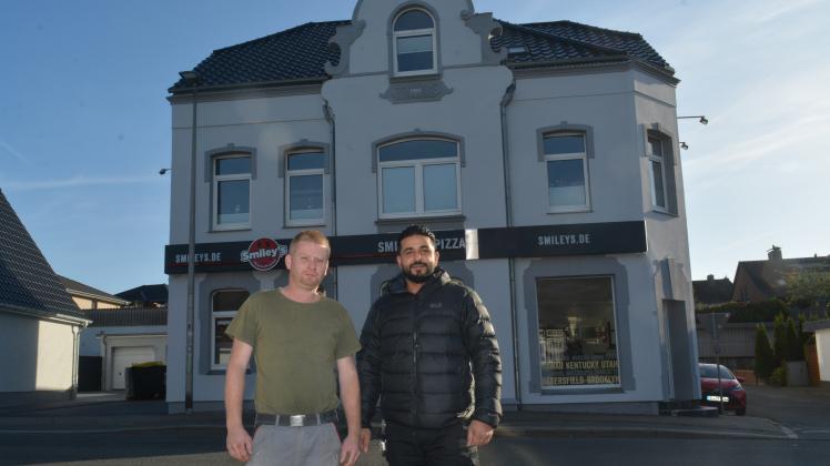 Mit Hochdruck arbeiten André Köpke (l.) und Ali Allami daran, dass die neue Smiley‘s-Pizza-Filiale in der Flensburger Straße bis zur Eröffnung in der nächsten Woche rechtzeitig fertig wird. 