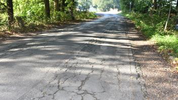 Noch nicht behoben sind Fahrbahnschäden an diesem Wirtschaftsweg in Lingen-Bramsche in Höhe der Trasse des Ems-Seitenkanals. Die Schäden waren vermutlich vor zwei Jahren entstanden, als wegen einer B70-Baustelle bei Estringen viele Kraftfahrer diesen Weg nutzten, um die Baustelle zu umfahren.