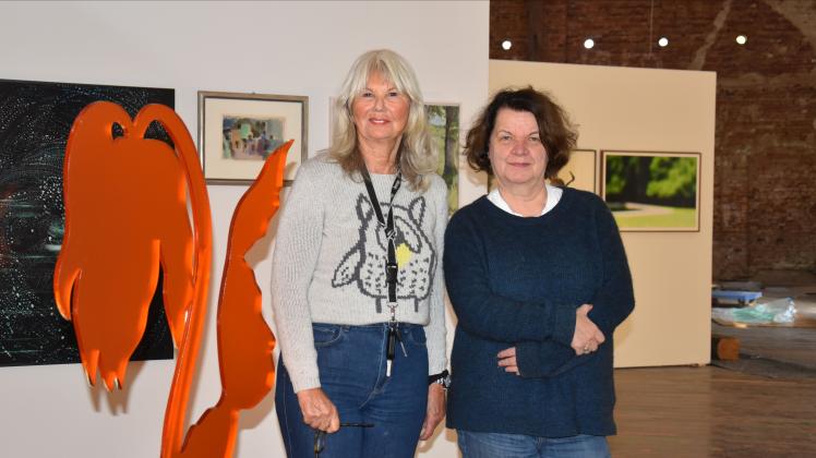 Am Sonntag geht es los: Ingrid Roosen-Trinks und Corinna Koch bereiten ihre zweite Ausstellung auf Wittkielhof vor. 