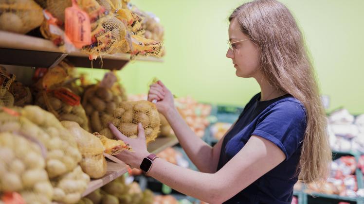 Juengere Frau kauft im Supermakt ein. Radevormwald Deutschland *** Young woman shopping in supermarket Radevormwald Germ