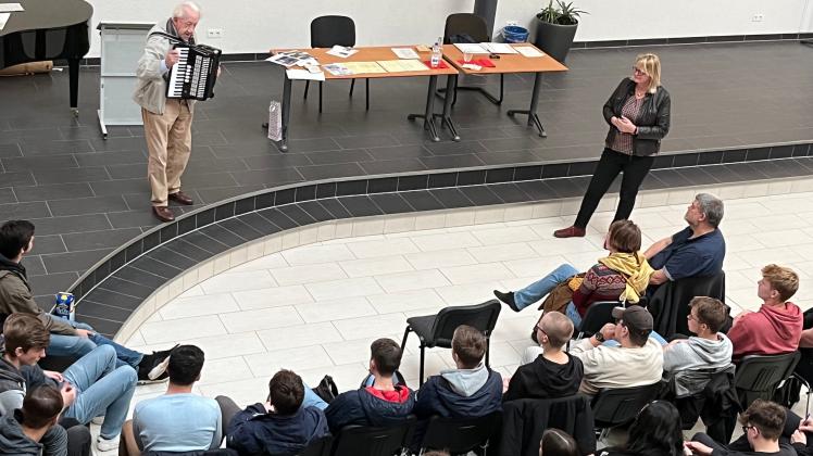 Geschichte kann auch mal mit dem Akkordeon vermittelt werden. Das bewies Hans Harder im Elbe-Gymnasium Boizenburg.