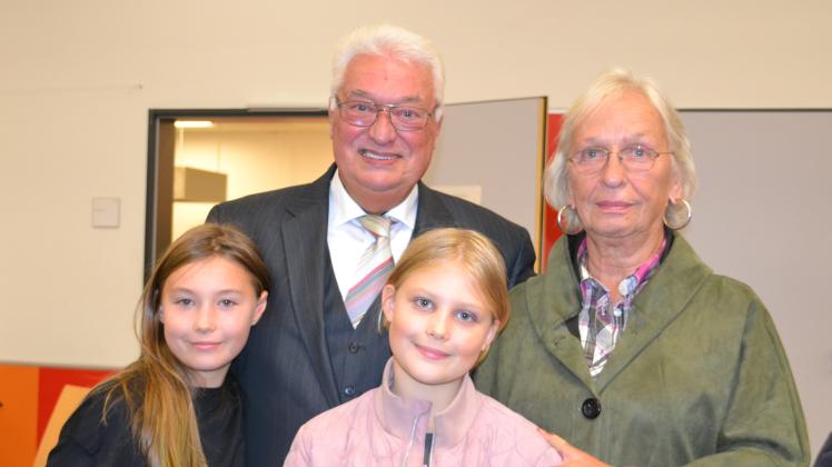 Familie ist Bernd Kleinhapel bei aller Auszeichnung das wichtigste. Seine Frau Christa und seine beiden Enkeltöchter Nele und Merle freuten sich mit ihm. 