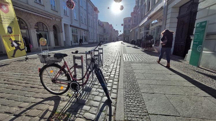 Viele Güstrower sind mit dem Fahrrad durch die Stadt unterwegs, aber nicht alle achten ausreichend auf ihre Mitmenschen - kritisiert der Behindertenbeirat der Stadt.