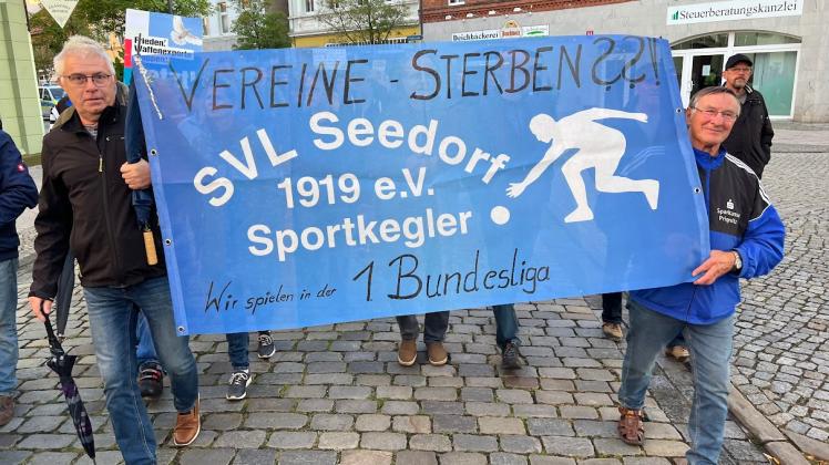 Die Kegler des SVL Seedorf 1919 machen auf einer Montagsdemonstration in Wittenberge auf ihre Situation aufmerksam
