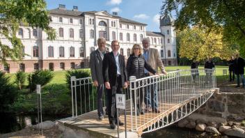 Freuen sich über die restaurierte Brücke: (von links) Restaurator Kurt Lange, Prof. Markus Jager von der Uni Hannover und das Ehepaar Sylvia und Carsten Heilmann, die neuen Eigentümer von Gut Salzau.