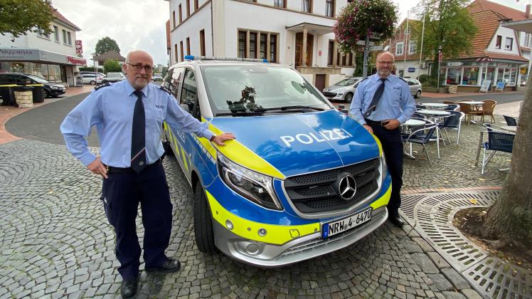 Michael Aderhold (l.) ist neuer Ortspolizist für Westerkappeln. Beim Pressetermin mit Manfred Grothaus, Leiter des Bezirksdienstes im Wachbereich Ibbenbüren, stellte er sich und seine Aufgaben vor.