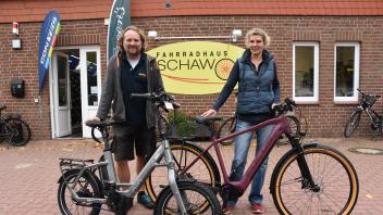 Patrik Pade und Linda Keißner sind seit einem Jahr Inhaber des Fahrradhauses Schawo in Tornesch. Ihnen machen nun nicht nur  steigende Energiekosten, sondern auch volle Bestände und die sinkende Kaufkraft Sorgen.  