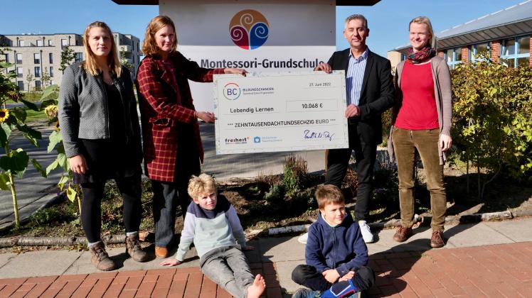 Die Bildungslotterie unterstützt die Freie Montessori Schule Osnabrück mit einem Scheck über 10.068 Euro. Auf dem Foto sind Julke Heitbrink, Insa Pruisken, Roland Mlynek und Anne Leisering zu sehen