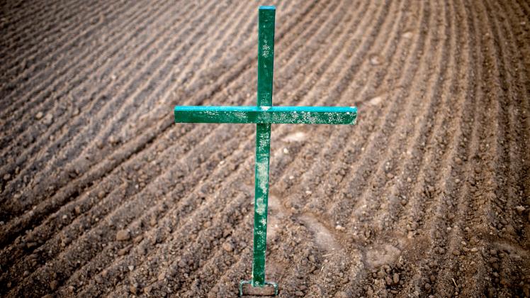 Landwirte protestieren mit grünen Kreuzen