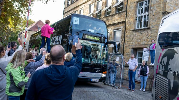 OS: Romfahrt der Domschule beginnt - 894 Schüler fahren in 19 Bussen los
