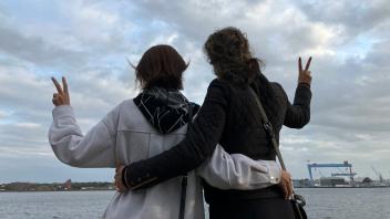 Die Schwestern Jasmin und Ava Ahmadi flohen selbst aus dem Iran. Nun setzten sie sich in Schleswig-Holstein für die Rechte der Frauen ein. 