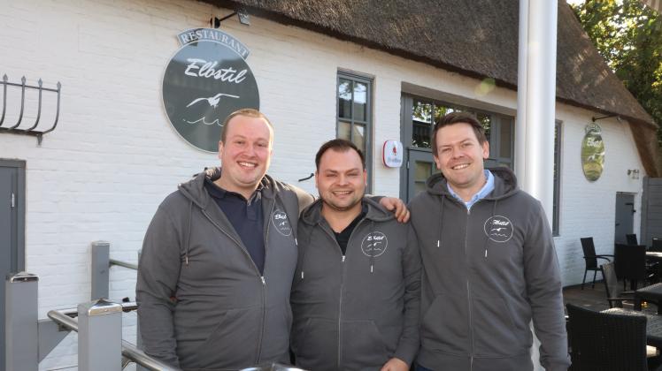 Braumeister Hannes Hillermann (von links), Gastronom Simon Kunze und Kaufmann Daniel Struve sind die neuen Pächter des Restaurants „Op de Deel“ in Hetlingen, das ab sofort „Elbstil“ heißt.