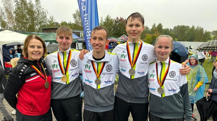 Mit Medaillen kehrten Jakob Wulf und Christina Bagunk (r. und 2.v.r) von den Deutschen Meisterschaften im Target Sprint aus Bayern zurück. Aber auch die anderen Neuhauser Sommerbiathleten gaben bei den Wettkämpfen ums Edelmetall alles.