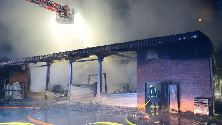Feuer zerstört 700 qm große Fahrzeughalle in Delmenhorst