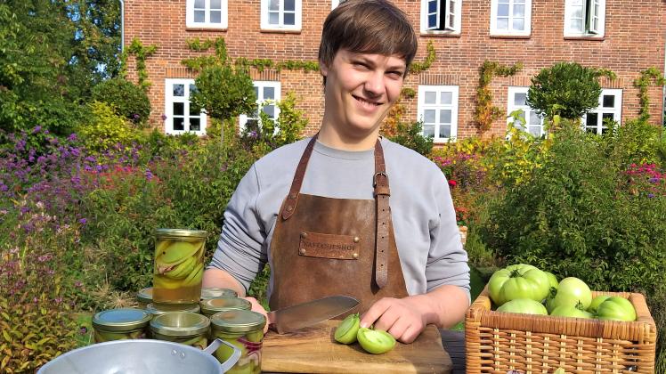 Florian Cramer verbringt auf dem Kastanienhof ein freiwilliges ökologisches Jahr. Aus frisch geernteten grünen Tomaten zaubert er leckere Marmeladen und Chutneys.