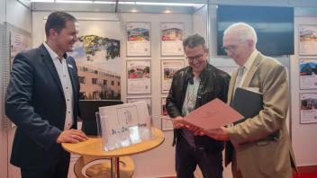 Immobilienmesse Autohaus Weller Marcel Jaursch, Sergej Wagner und Horst Kannegießer
