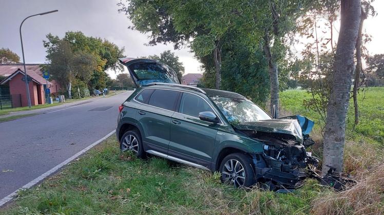 Ein Mercedes kam am Samstagnachmittag beim Zusammenprall mit einem Baum in Neurhede zum Stopp.