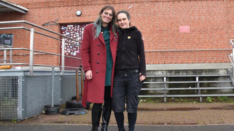 Alissa Hahne (v. l.) und Theresa Brunk freuen sich auf die kommenden Tage des Queerfilmfestivals.