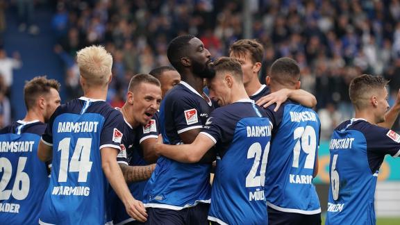 <p>Darmstadt 98 feierte einen Sieg im Spitzenspiel gegen Fortuna Düsseldorf. Foto: Swen Pförtner/dpa - Nutzung nur nach schriftlicher Vereinbarung mit der dpa</p> Spitzenspiel