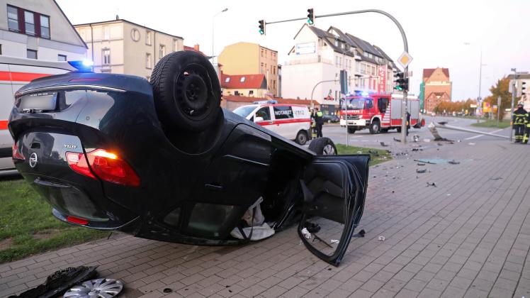 20-Jährige schrottet Auto von Papa: Fahranfängerin überschlägt sich bei Unfall Am Strande in Rostock